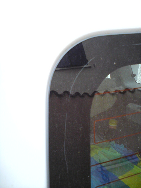 Apparition de traces blanchâtres sur pourtour des vitres des portes battantes AR. Dsc00215