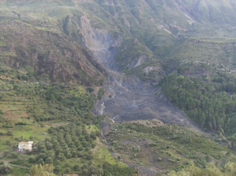 Glissement de terrain à Ait Ali Oumhend, Taskriout ( Bejaia) Hpim0611