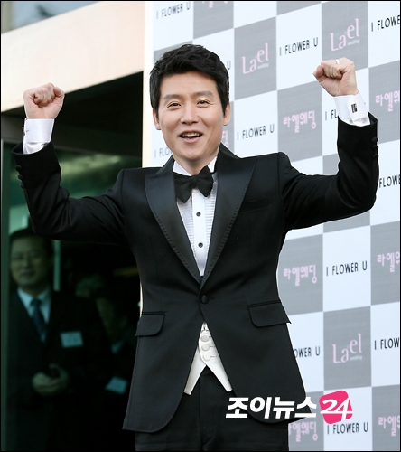 Actor/Singer Lee Hyeon Woo got Married Lhw10