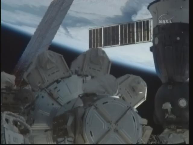 [STS-131 / ISS19A] Discovery : EVA 1 Anderson et Mastracchio - Page 2 Firefo76