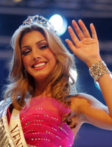 Caroline Medina - Miss Earth Fire 2011 From Venezuela 1af13m10