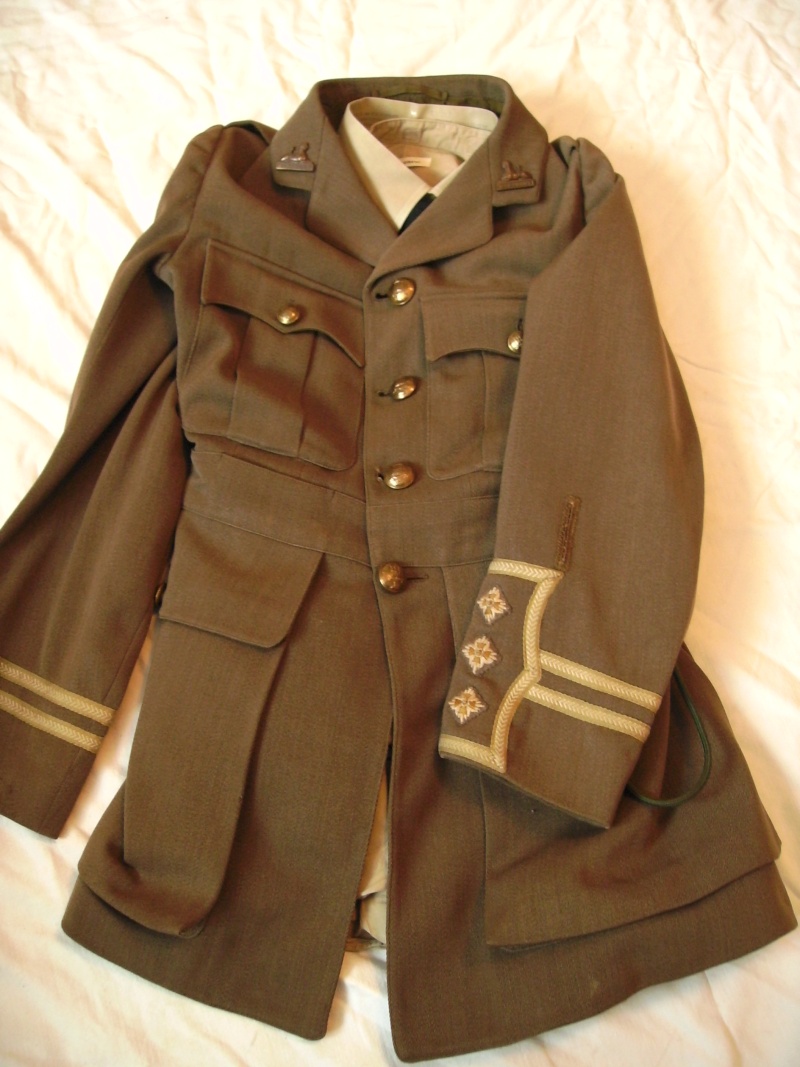 Vareuses et uniformes de l'officier britannique Pict0050