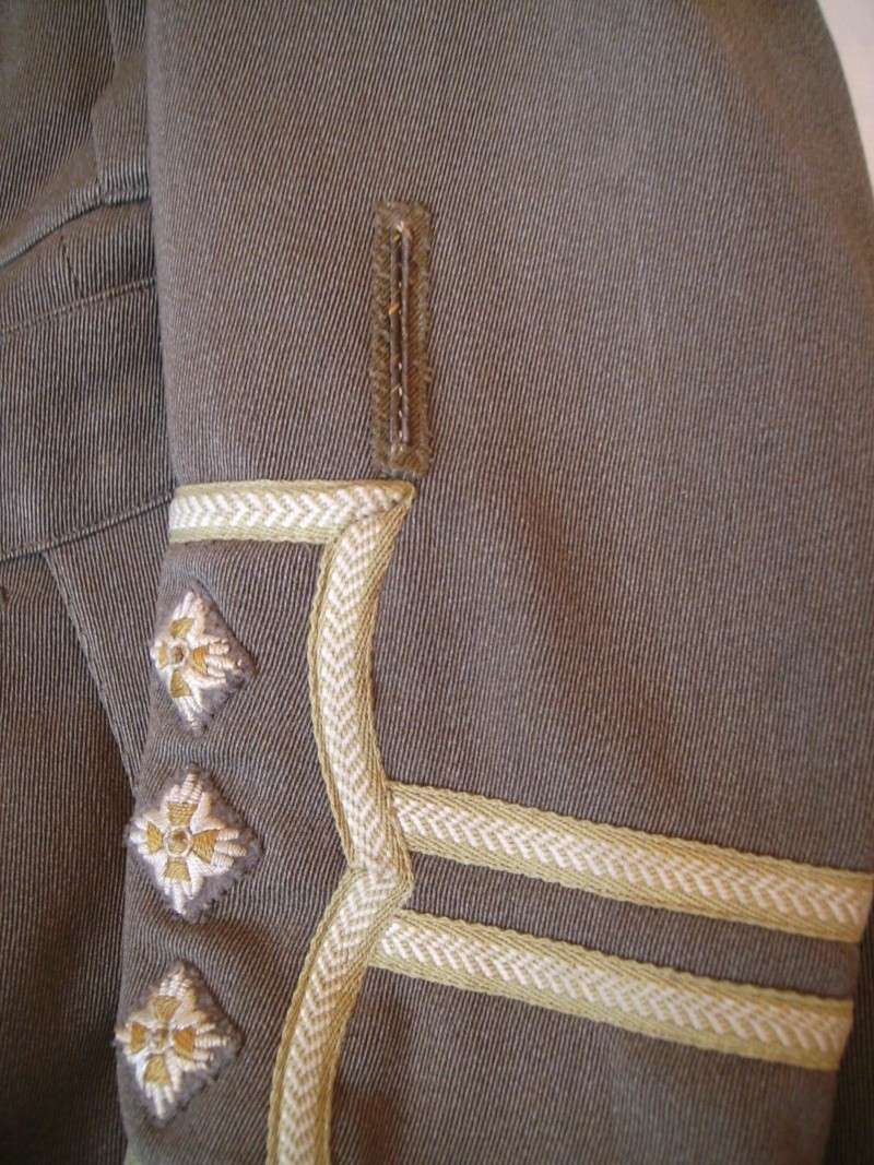 Vareuses et uniformes de l'officier britannique Pict0053