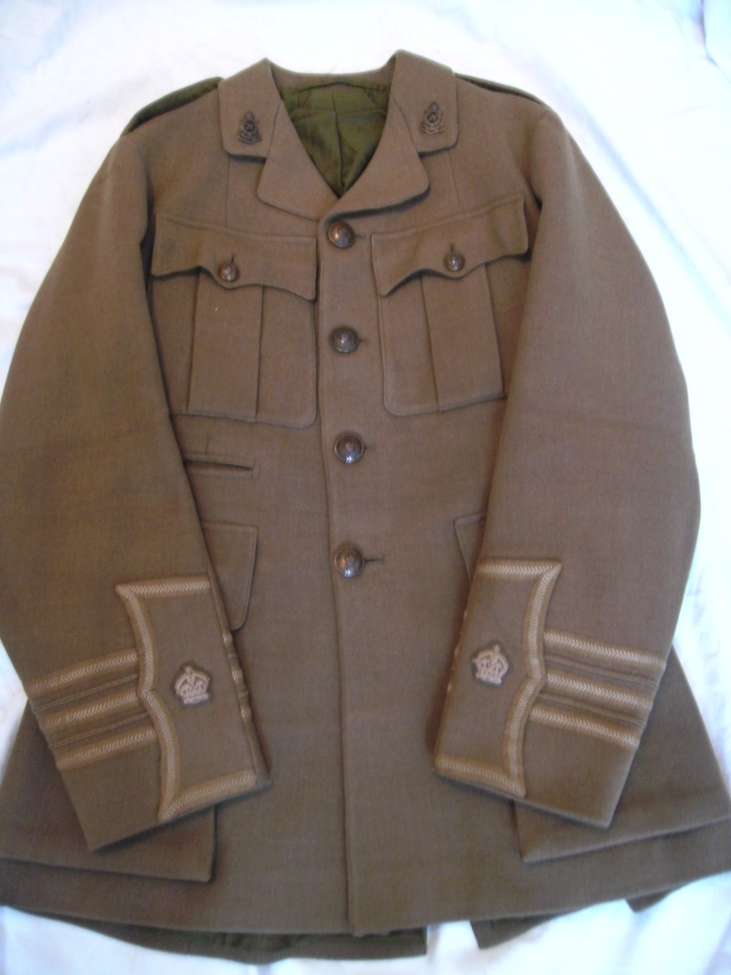 Vareuses et uniformes de l'officier britannique Pict0066