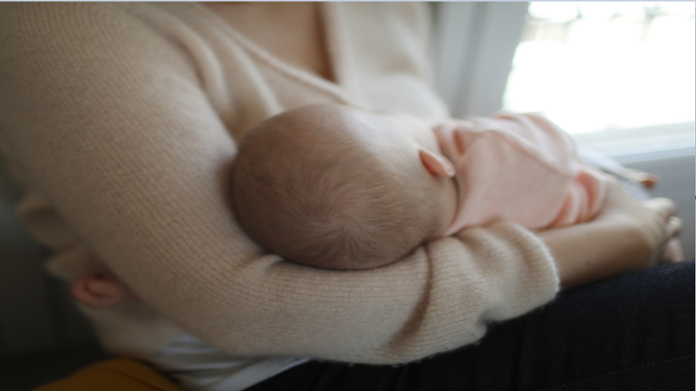 دراسة: حليب الثدي لا يصيب الرضع بـ"كوفيد-19" 60797b10