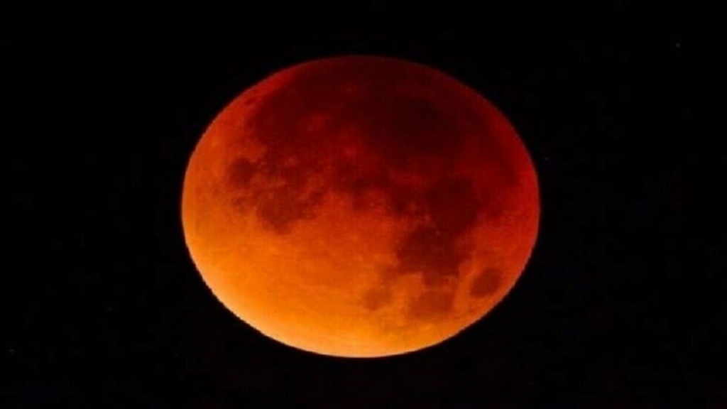 لماذا يتجمّل القمر باللون الأحمر أحيانا؟ 6140ab10