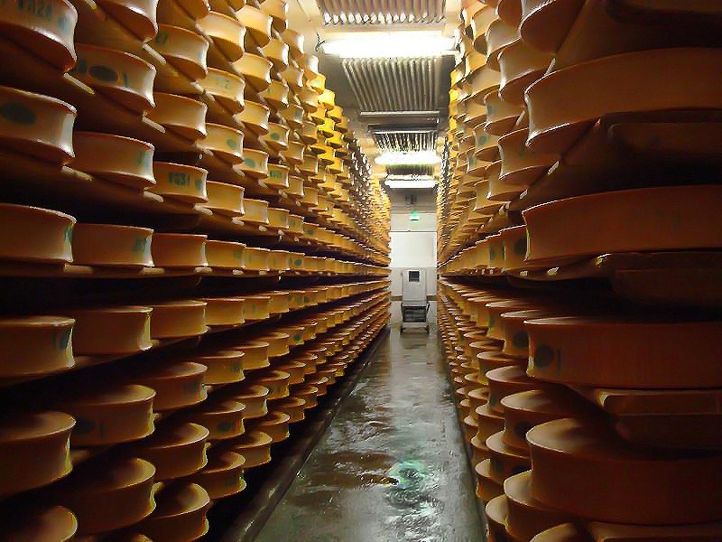 un enorme plateau de fromage 48272410