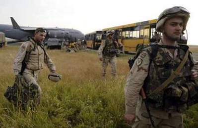 GEORGIAN SOLDIERS ARRIVING HOME FROM IRAQ & wearing US 3 COLOUR uniforms Georgi11
