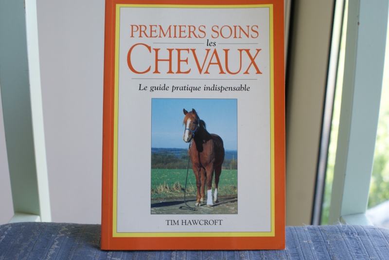 Livre " Premiers soins : Les chevaux ". Dsc05115