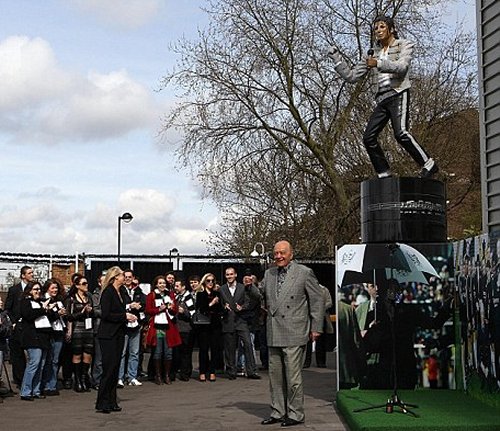 [STATUE] M. Al Fayed insiste pour que la statue reste à Fullham ! Alfaye12