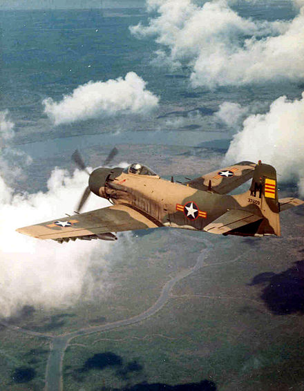 *1/48 SKYRAIDER A1H Monogram 440px-10
