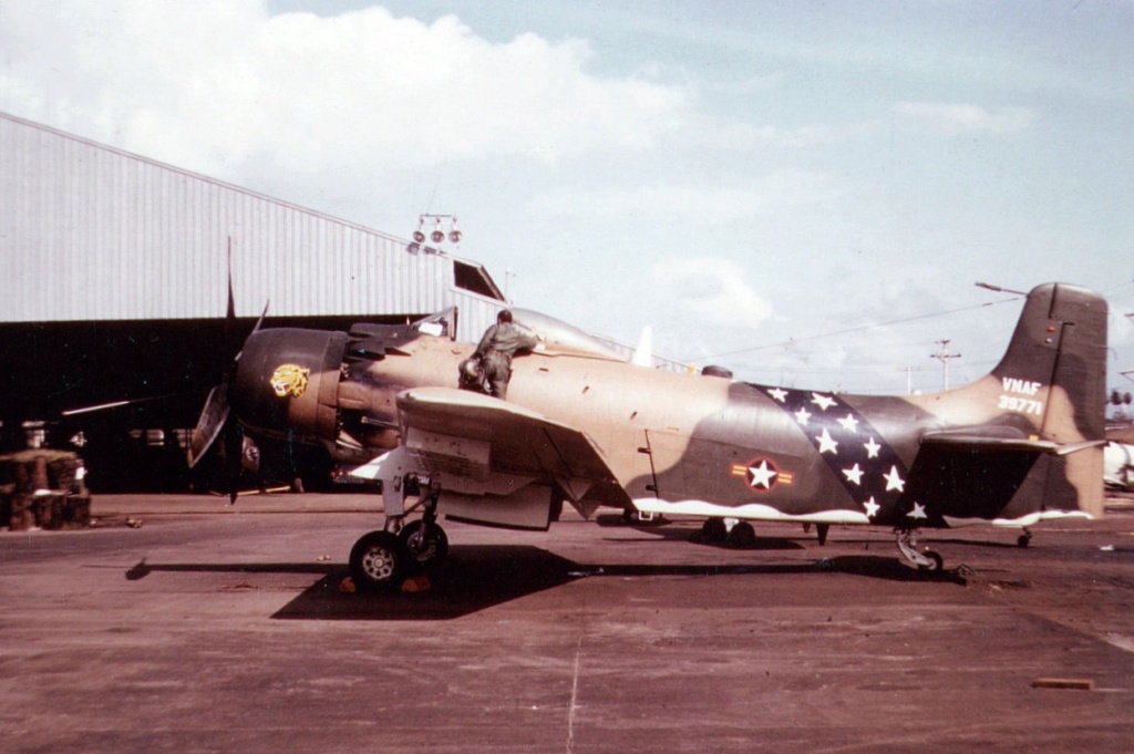 *1/48 SKYRAIDER A1H Monogram A-1h_v10