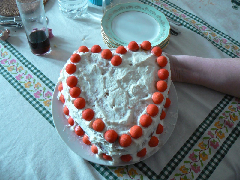Mon gâteau de fête des Mères, un double coeur fourré de confiture et de chantilly rose P1010712