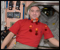 La cuisine à bord de la Station Spatiale Internationale - Page 2 Iss02345