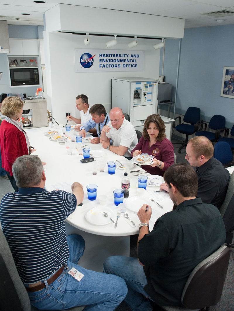 La cuisine à bord de la Station Spatiale Internationale - Page 2 Redim144