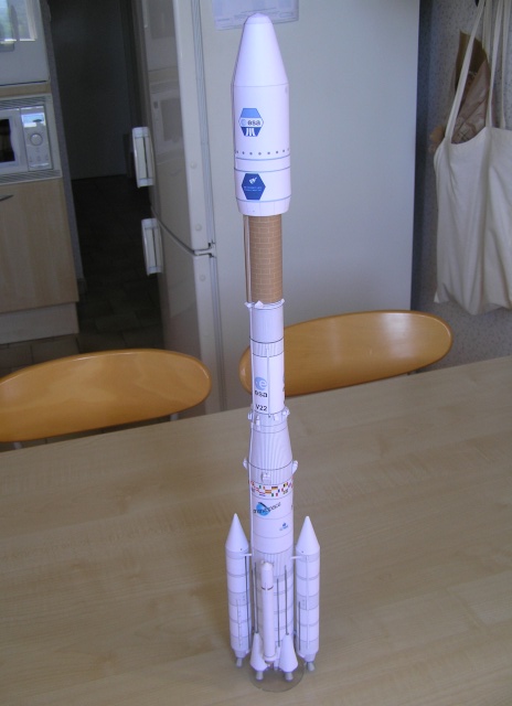 Ariane 4  V22  Nielspapermodel  1/96  papier Rotati14