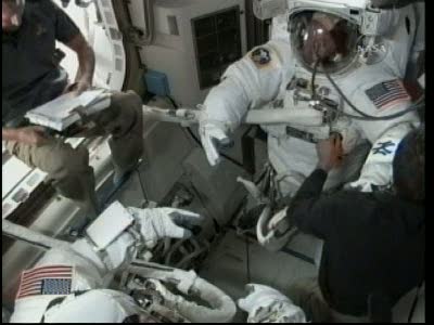 [STS-132] Atlantis : EVA 1, Reisman et Bowen. Vlcsn720
