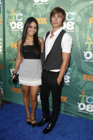 2008 Teen Choice Awards - Arrivals Vaness17