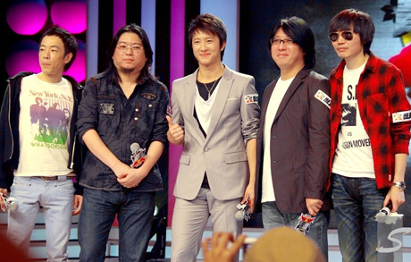 [18/05/10] [Super Junior : Hangeng] lors d'une conférence de presse il annonce son retour en solo 20100518