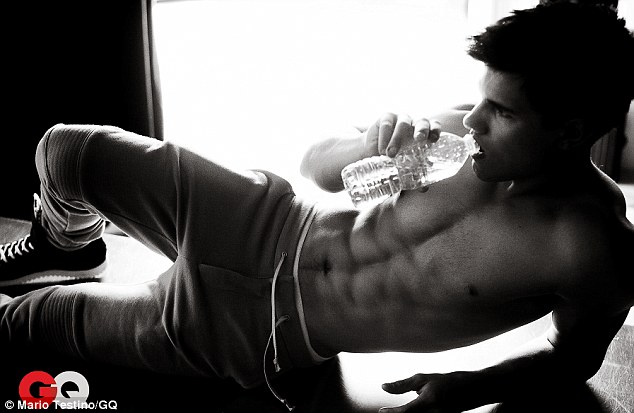 Taylor Lautner shows off his impressive six-pack Articl12