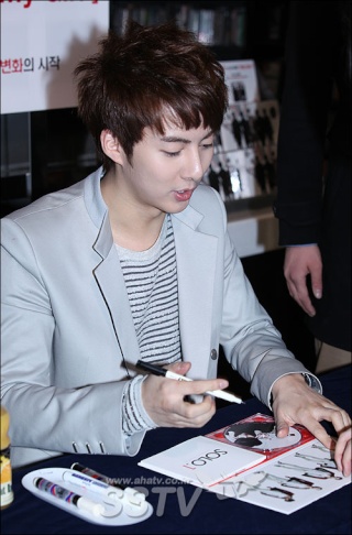 [photos] More Hyung Jun photos at Fansign Event 12.03.2011 Fs710