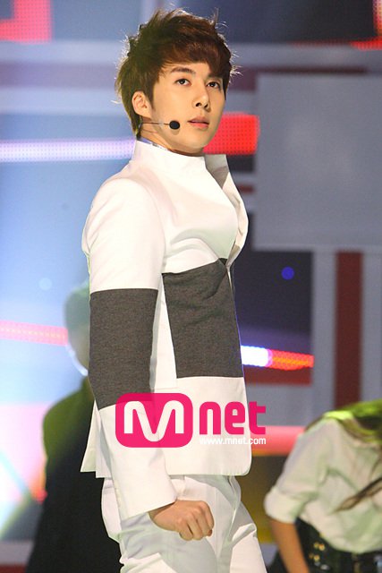 [photos] Hyung Jun on Mnet (10.03.2011) Mnet10