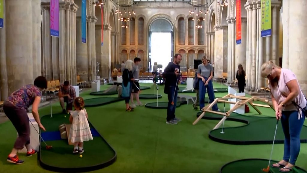 Royaume-Uni : L’installation d’un toboggan géant dans la cathédrale de Norwich divise 7d2fa810