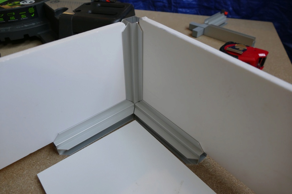 [TUTO] Fabrication détaillée d'un terrarium en profilés aluminium et panneaux de pvc  P1550414