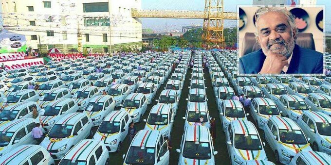 مليونير هندي يوزع 600 عربة على موظفيه Eeeoe142