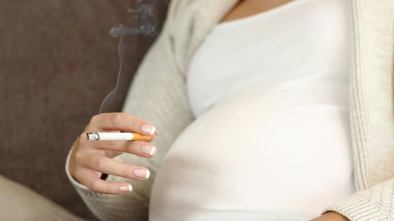 تدخين الأم يصيب الجنين بالحول Eeeoe208