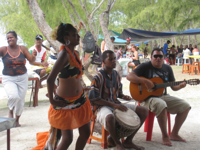 Concours Photo aout 2023 : Musiciens et chanteurs en plein air Sega_i10