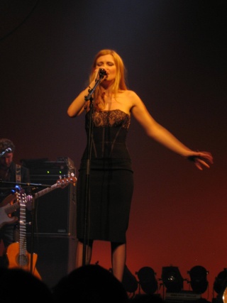 Elodie en concert au Théâtre Marigny à Paris (21 novembre 2010) - Page 12 Concer15