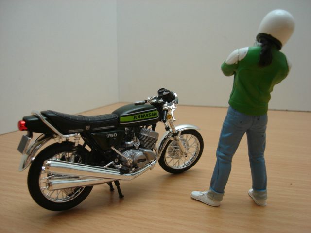 MOTOS.....1/12.........toutes marques...et 1/18 24092012