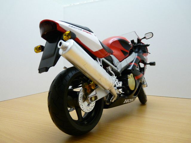 MOTOS.....1/12.........toutes marques...et 1/18 29032012