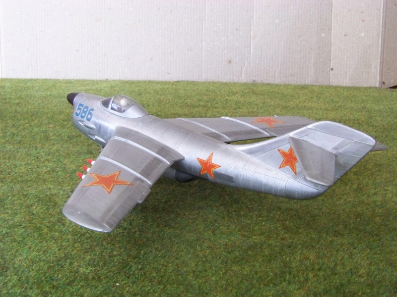 [LINDBERG] MIKOYAN-GOUREVITCH MiG-19 1/48ème Réf 521 100_6427