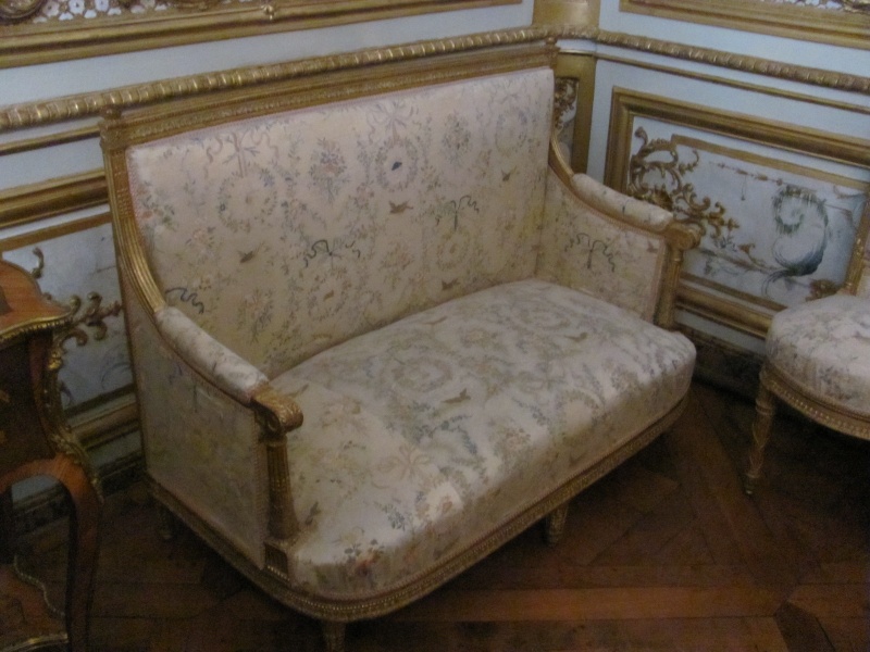 Divan et sièges du cabinet de toilettes à Versailles Img_5110
