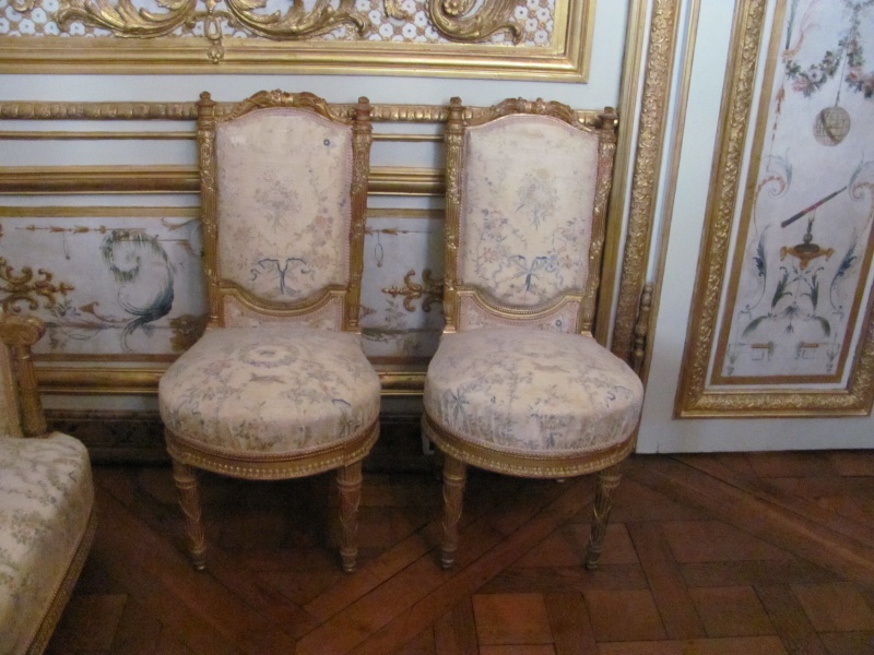 Divan et sièges du cabinet de toilettes à Versailles Img_5114