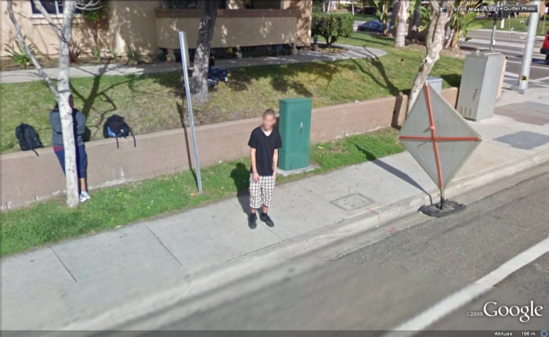 STREET VIEW : les gens en chaussettes noires ! - Page 3 Chauss18