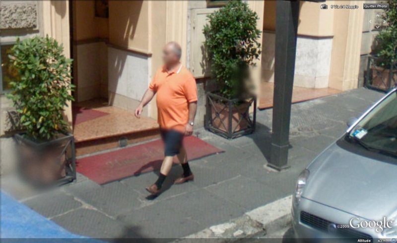 STREET VIEW : les gens en chaussettes noires ! - Page 4 Chauss23