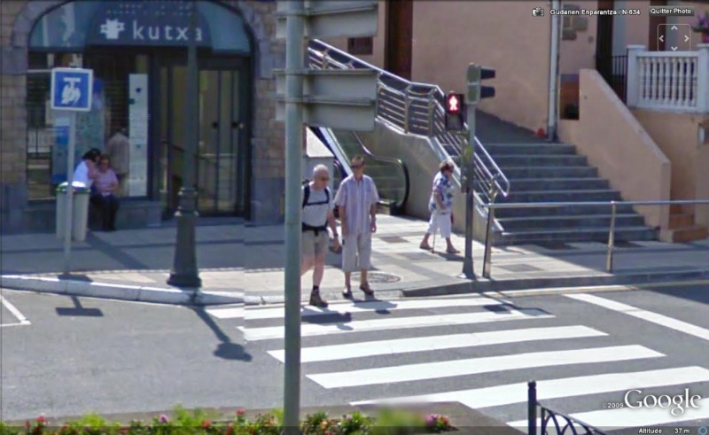 STREET VIEW : les gens en chaussettes noires ! - Page 6 Chauss55