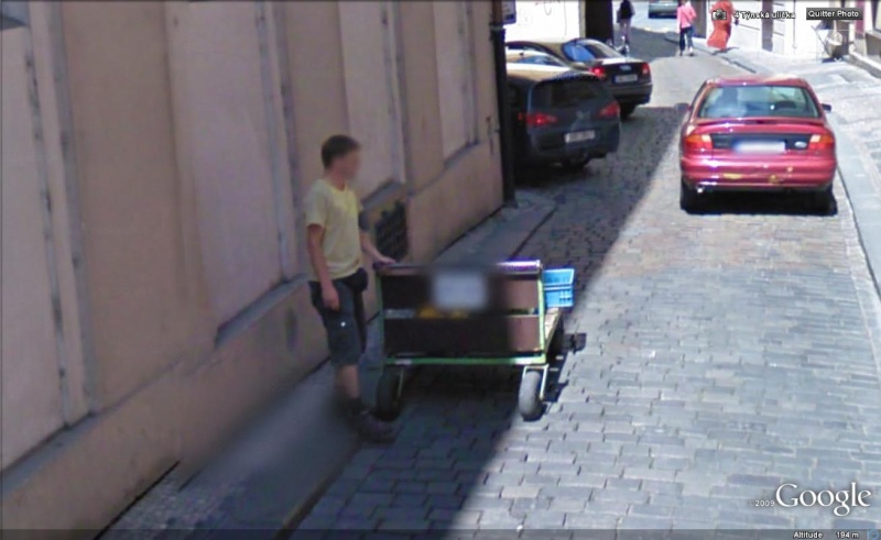 STREET VIEW : les gens en chaussettes noires ! - Page 9 Chauss92