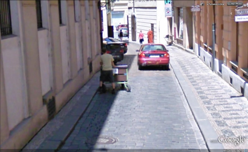 STREET VIEW : les gens en chaussettes noires ! - Page 9 Chauss93