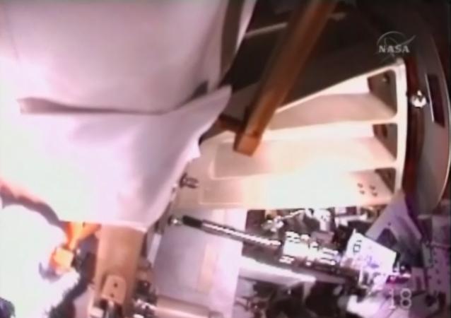 [STS-131 / ISS19A] Discovery : EVA 1 Anderson et Mastracchio Eva1011