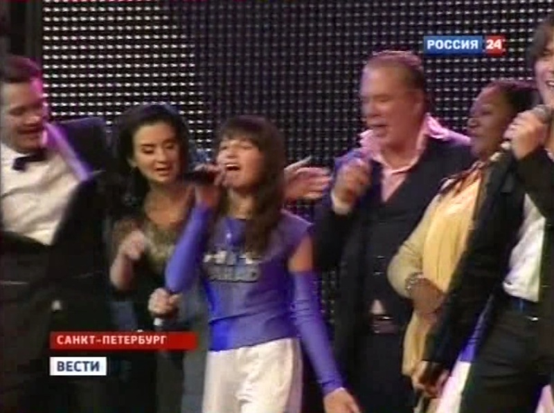 10/12/2010 Liz Mitchell in a charitable concert in Russia  Dddddd15