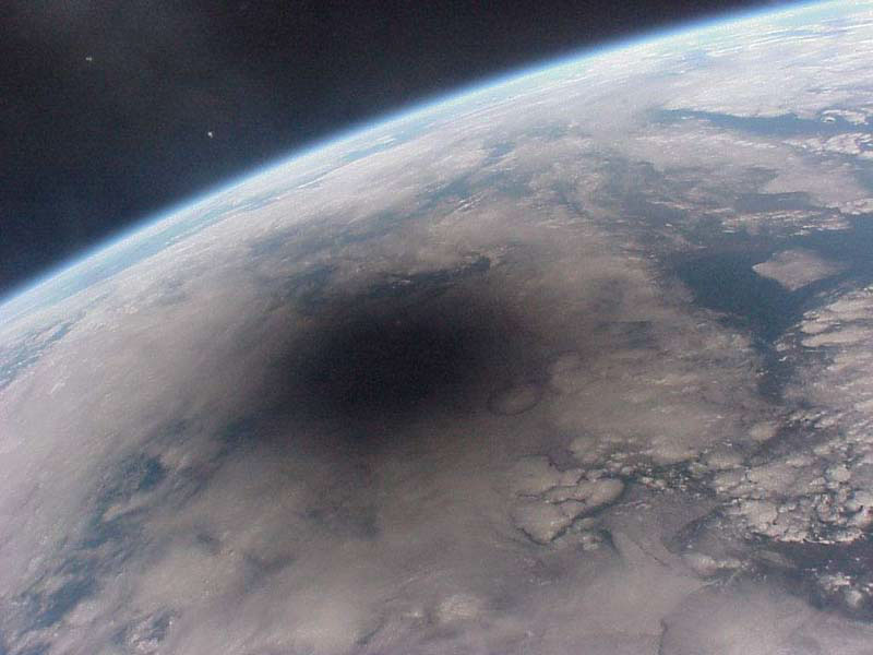 étrange et gigantesque ombre filmée depuis l'Iss Eclips10