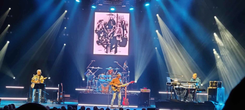 BARCLAY JAMES HARVEST : Paris, Salle Pleyel, 19/11/23 Bjh210