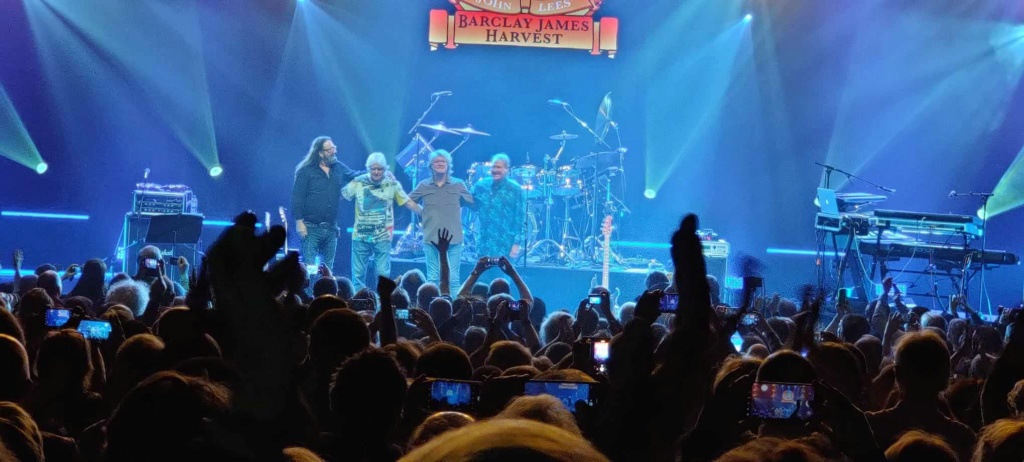 BARCLAY JAMES HARVEST : Paris, Salle Pleyel, 19/11/23 Bjh710