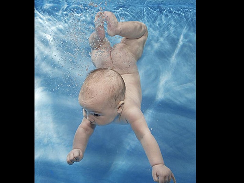 Bébé sous l'eau 1810