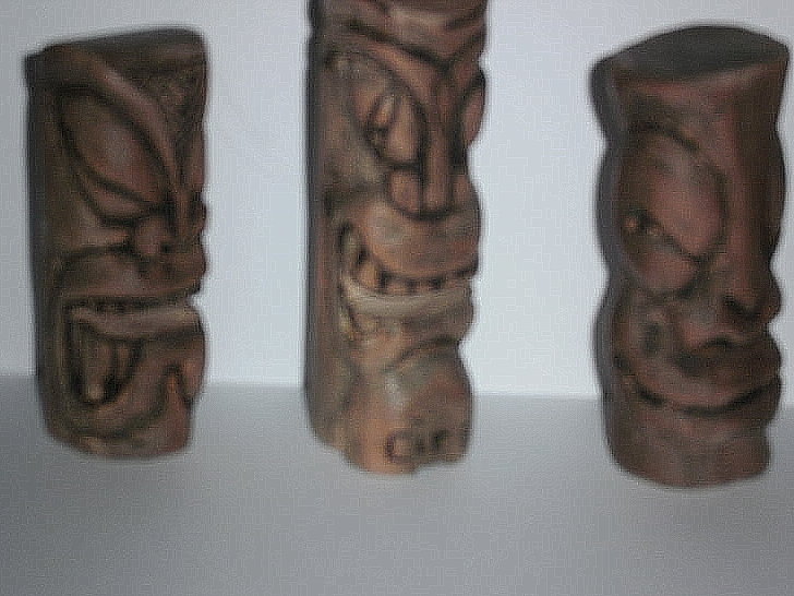 Sculpteur de "Tiki" en bois flotté Pb020013