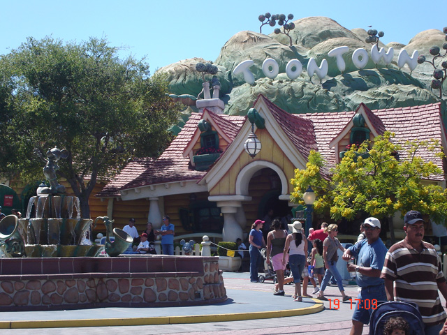 Disneyland California - ToonTown  1210